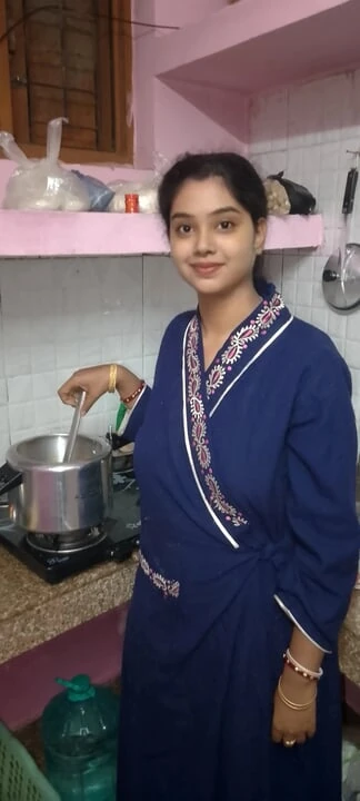 My wife bana rahi hai chicken curry