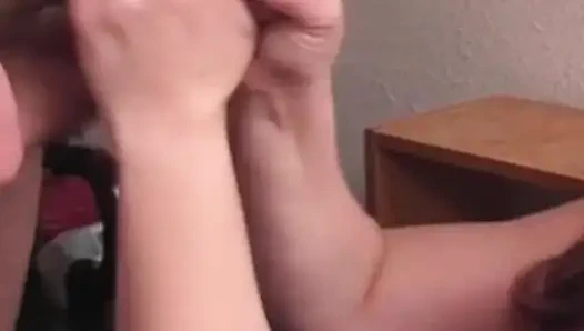 Düzgün vücutlu genç kızın ofiste elle muamelesi