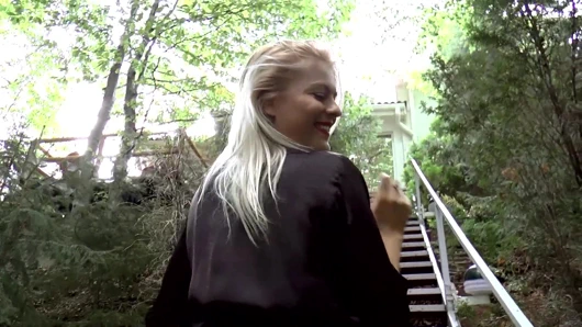 Fışkırtmalı sarışın bebek Jasmine Rouge'un gırtlağına kadar