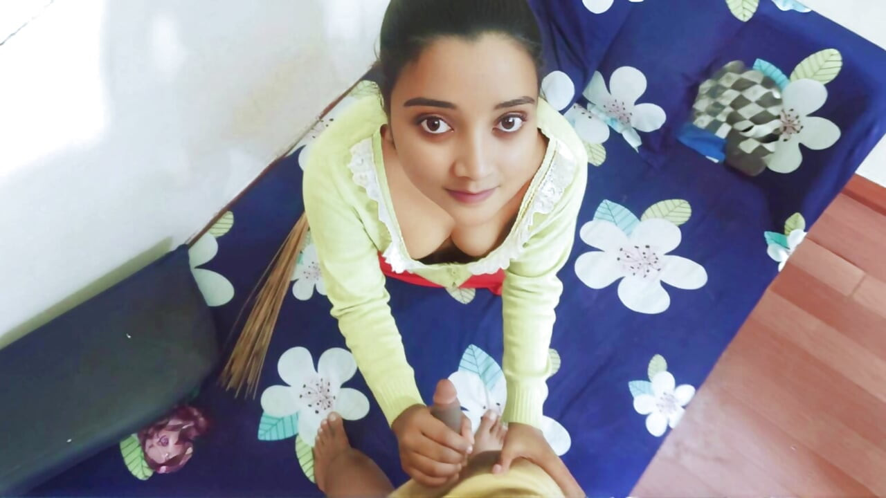 Üvey annem bana göğüslerini emmem için veriyor ve azıyor ve pembe amını örtmek için veriyor