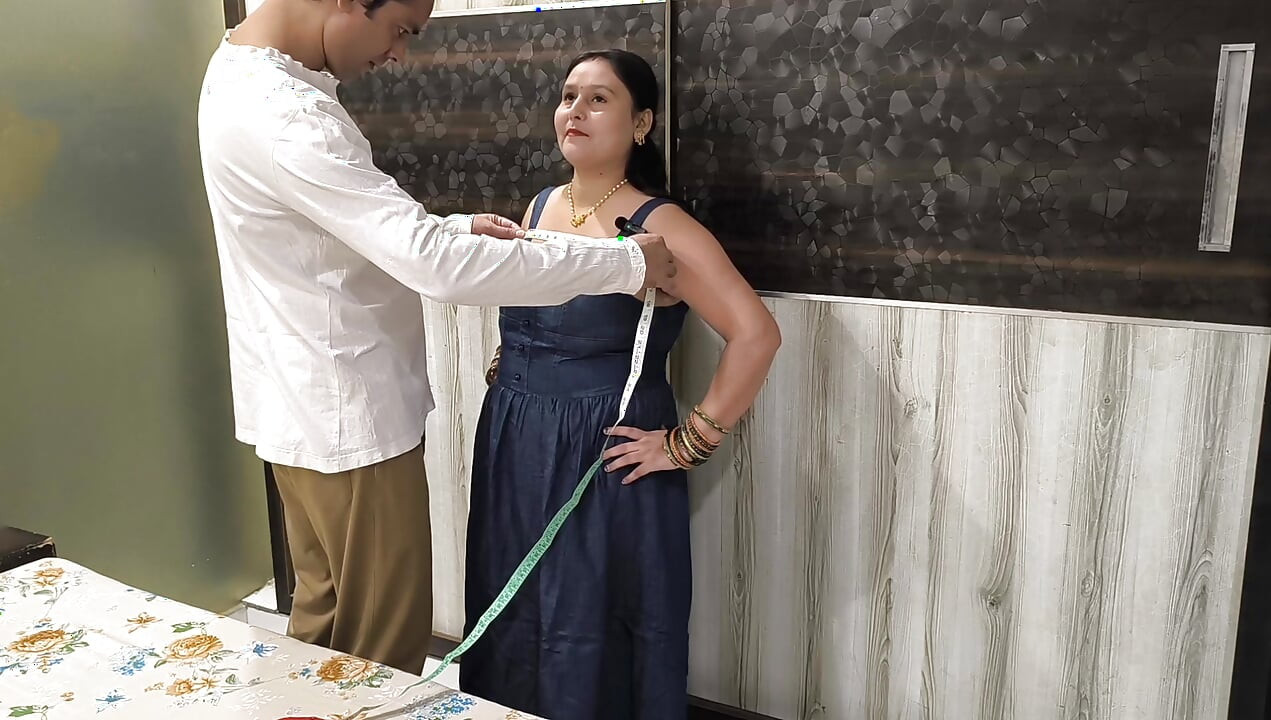 Puja yenge elbisesini ücretsiz dikiş atmak için terziyle sikişiyor