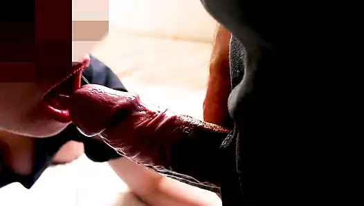 Adamın sikinden şekeri alıyor.