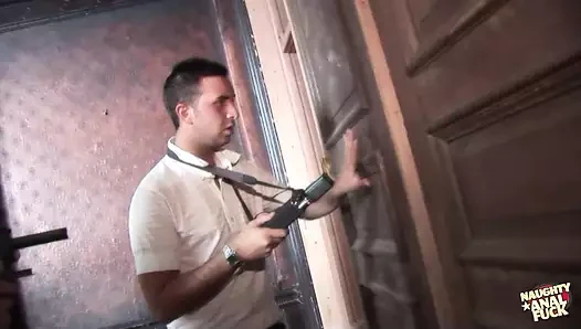 Hayalet bulmak yerine sert anal dörtlü seks için can atmış iki yaramaz kadınla karşılaşıyorlar