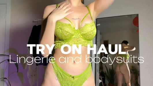 Yeni iç çamaşırlarını ve vücudunu deneyin