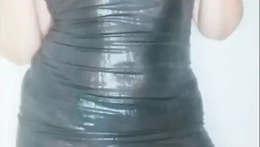 Odamda transparan elbiseyle striptiz şovu yapmak