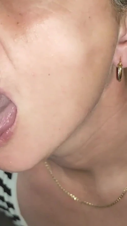 Büyüleyici an "En iyi arkadaşımın karısından oral seks"