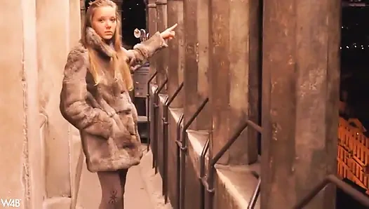 Kuyruğunu takip ediyor