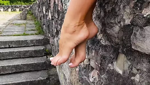 Fransız pedikürü ve alçak duvar