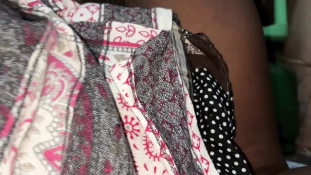 Daha büyük götlü Hintli köylü kız