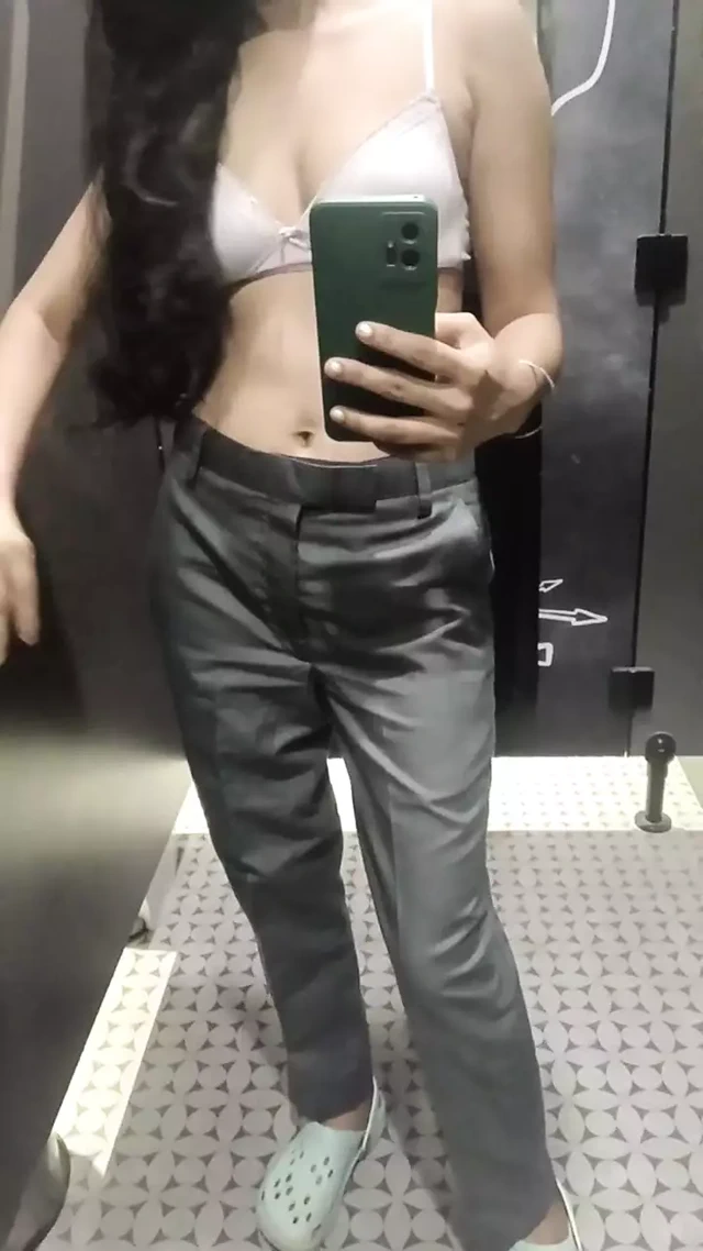 Üniversitedeki ateşli kız çok sert sikişmek istiyor