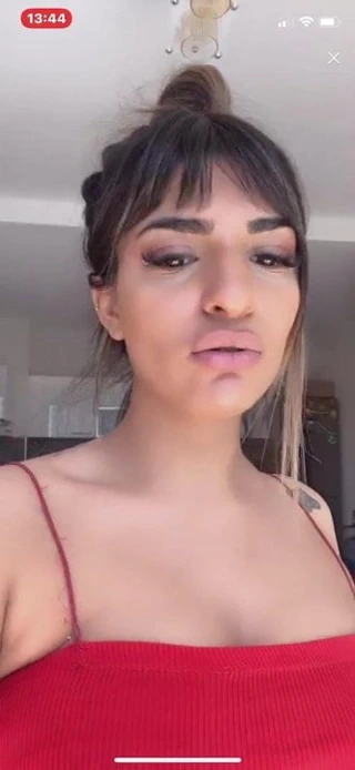 Türk orospu canlı yayında muz yiyor