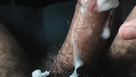 Bakış açısı kıllı çalı mastürbasyonu - kalın kremsi döl patlayana ve çalıya damlayana kadar mastürbasyon yapıyor