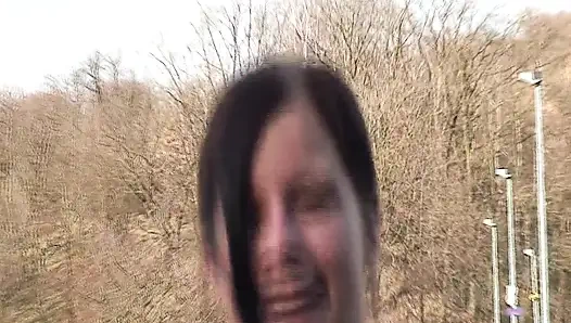 Ateşli esmer açık havada yaşlı adam tarafından yalanıyor ve parmaklanıyor