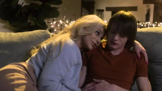 Annenin oğlu - ateşli tombul orta yaşlı seksi kadın asılı üvey oğlunu nasıl mutlu etmeyi biliyor