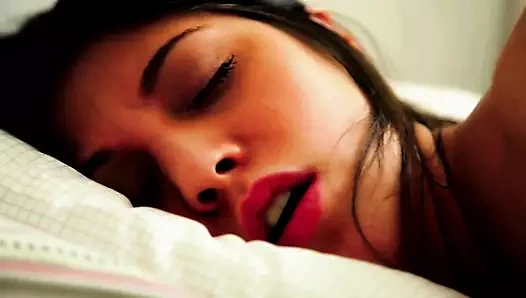 Milly Monac götüne almayı seviyor