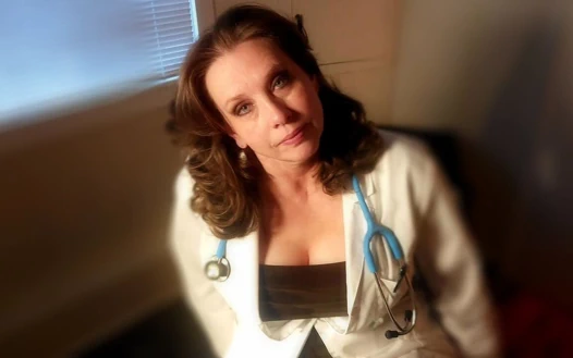 Tam sahne! Seksi olgun orta yaşlı seksi kadın doktor genç bir adamı ve kıvrımlı yarağını muayene ediyor