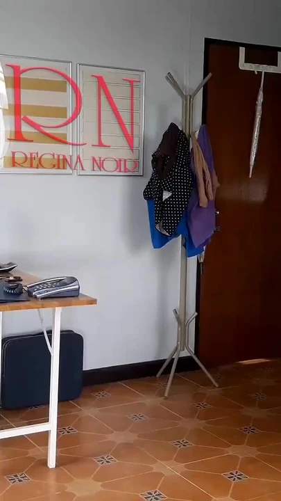 Nüdist sekreter. Ofiste çıplak çalışan. Çıplak sekreter patronu hakkında utangaç değil. Çıplak ofis.  2 194 | Klip 2