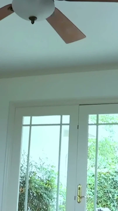 Dövmeli esmer sarışını alıyor - parlak yatak odasında memeler, dil ve parmaklar