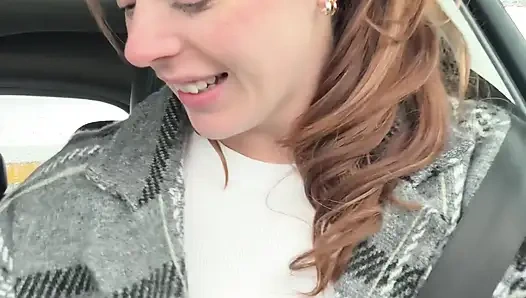 Ben benzinimi pompalarken çok yüksek sesle boşalmamaya çalışıyorum