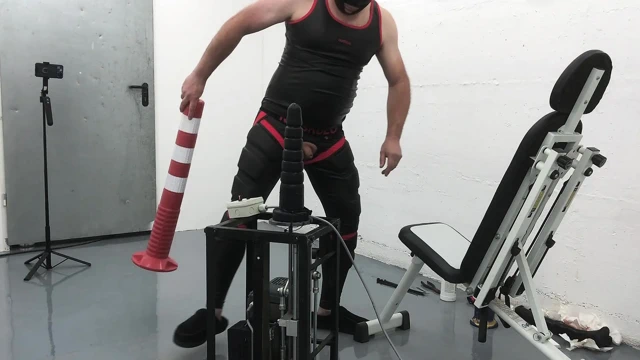 Önden görünüm sikiş makinesi Mr Ed dildo büyük tıkaçlı maskulo tayt