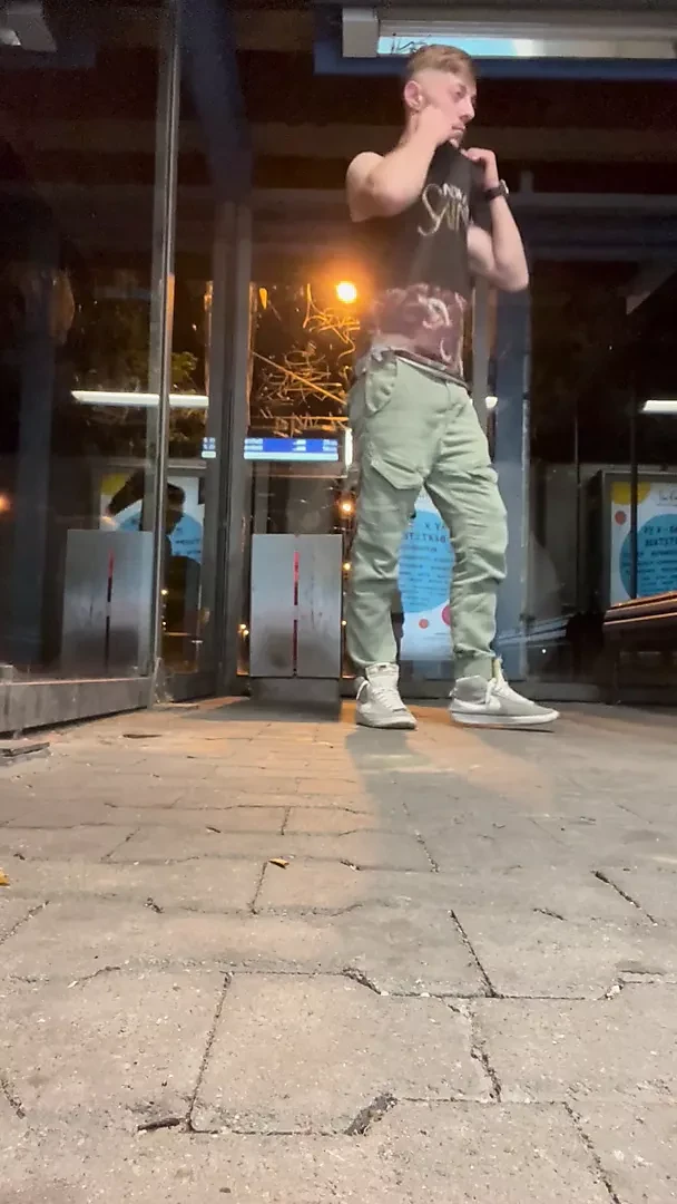 Немецкий паренек на улице на вокзале, писающая сперма, мастурбация, маленький хуй, большой член, мускулистые молодые горячие мужчины