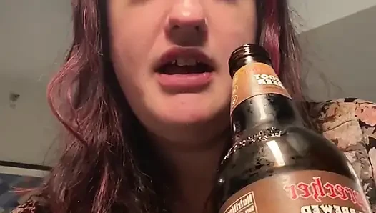 Baştan çıkarıcı iri güzel kadın rootbeer chug ve bella blast tarafından geğirme