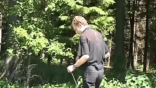 Büyük memeli kızıl saçlı orta yaşlı seksi kadın kıskaçlara boyun eğiyor ve kırpıyor
