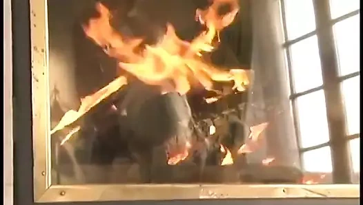 Koca sikli adam sert yarağını ateşli bir sarışına sürtüyor