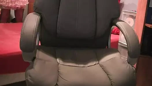 Toujours Moi avec des dessous soyeux collants avec un jupons