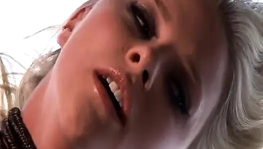 Üç renkli, muhteşem sürtük şanslı bir adamın sert yarağını paylaşıyor