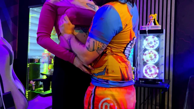 Götüme ve götüme boşalıyor