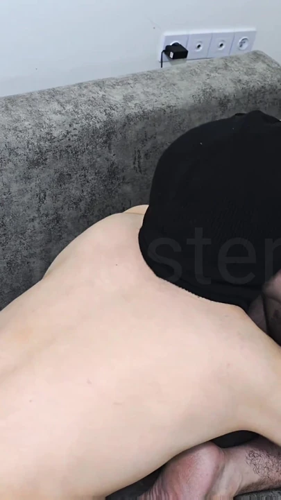 Zavallı twink babasının büyük sopası tarafından prezervatifsiz sikiliyor