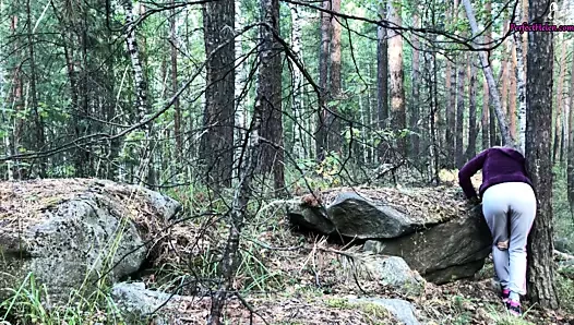 Ona yardım etmek için ormanda bir yabancıyı becerdim – halka açık seks