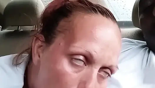 Sokak fahişesi arabada oral seks yapıyor. Ağıza boşalma