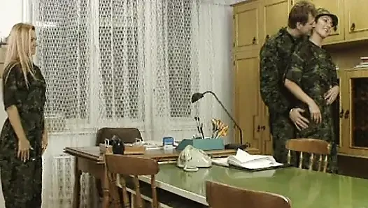 Fransız solider sikiliyor ve dölle kaplanıyor
