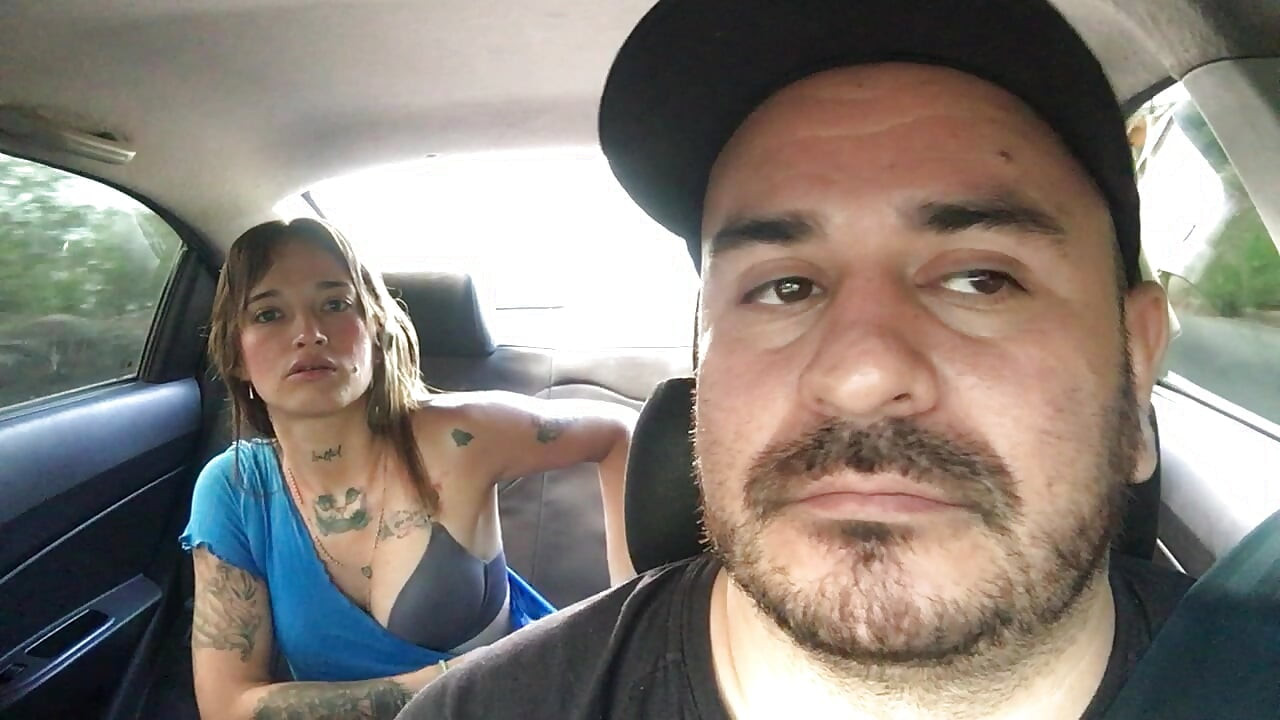 Ateşli kız Uber sürücüsünün arabasında mastürbasyon yapıyor