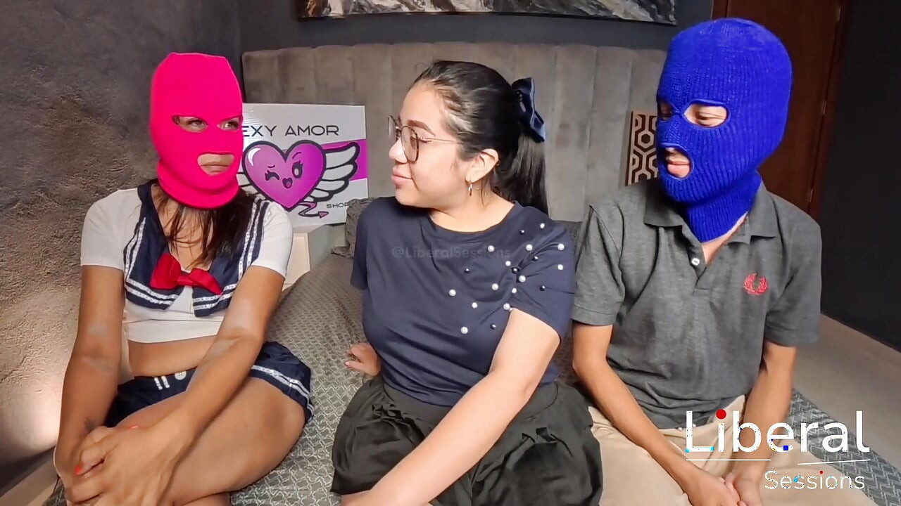 İlk videosu, maske onu özgür hissettiriyor, amatör seks