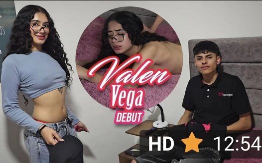 Valen Vega, 18 yaşında, İlk Samimi Videosunda Sahneye Çıkıyor
