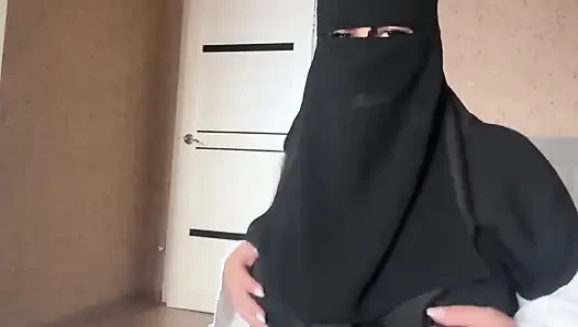 Une Syrienne en hijab en culotte rose montre ses trous.