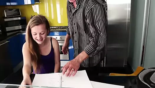 Stiefpapa freut sich wenn die geile Sau nach Hause kommt