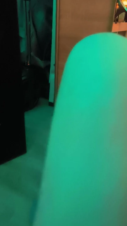 Büyük dildolu genç trans kız