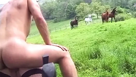 Olgun sarışın orta yaşlı seksi kadın açık havada sert sikişte genişliyor