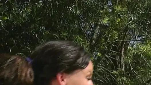 Açık havada sidik içen sürtük sert sikiliyor