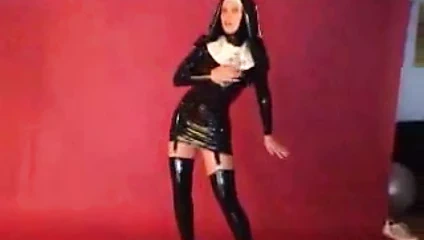 Rahibeler lateks içinde crayz-2- rahibe olmalı