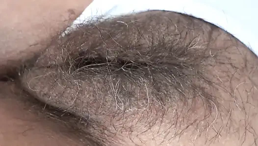 Sahilde tatilde, üvey anne dinlenirken mastürbasyon yapabilir diye üvey oğlunun önünde kendini teşhir ediyor