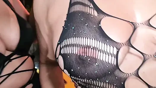 Sıcak ve doyumsuz sarışın MILF pornoya sınırsız seks yapmak için geri döndü