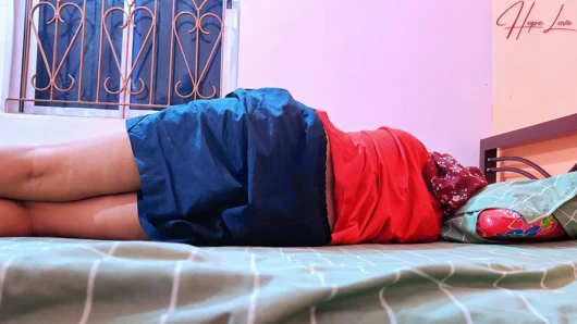 Evde yalnızken üvey kız kardeşe iyi bakıyor.