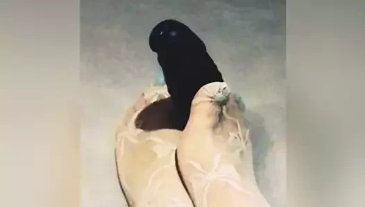 Ayaklarım, naylon çoraplı as bir oyuncak