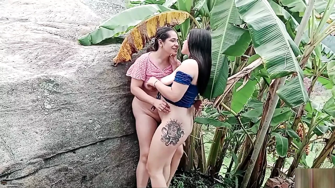 Bu güzel lezbiyenlerin sulu amcıklarına yalıyor - porno