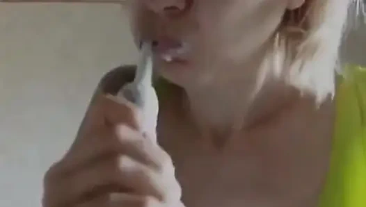 Seksi diş fırçası üstsüz